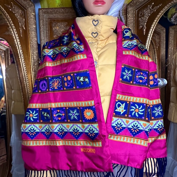 Sold - Moschino Vibrant Winter Scarf with classic brand iconography - Picture 2 of 5